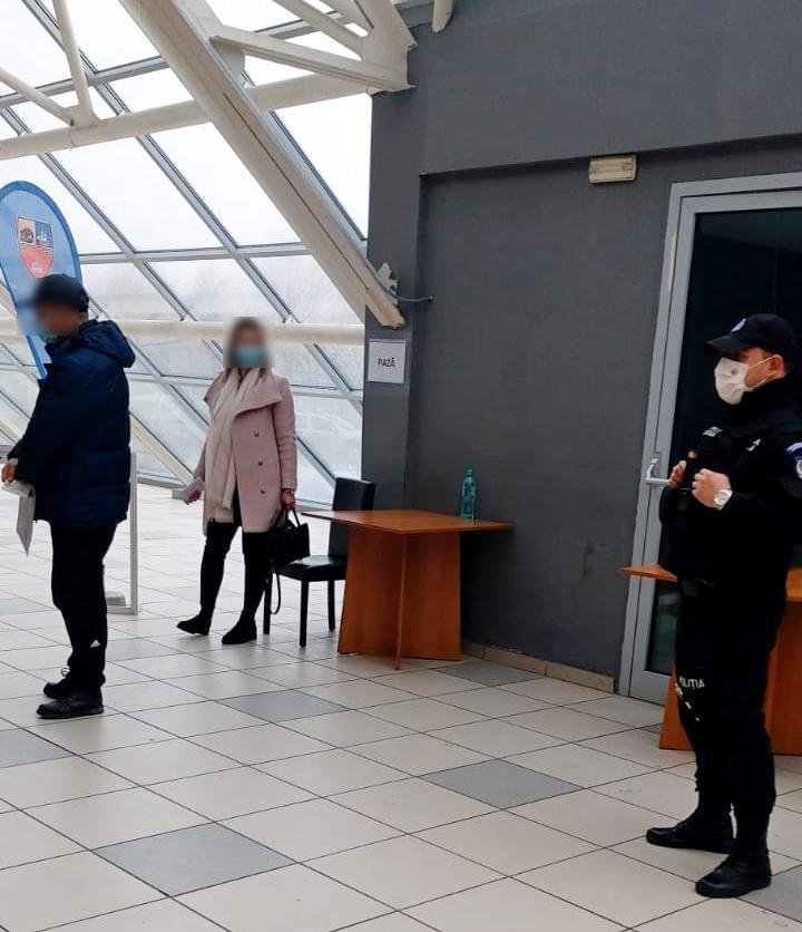 constanta politistii sprijina activitatea de vaccinare de la pavilionul expozitional 740274 constanta politistii sprijina activitatea de vaccinare de la pavilionul expozitional 740274