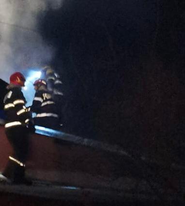 incendiu la acoperisul unei case in macin judetul tulcea de la ce a pornit focul 740477 incendiu la acoperisul unei case in macin judetul tulcea de la ce a pornit focul 740477