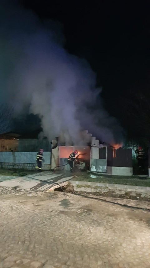 incendiu in comuna greci din judetul tulcea un autoturism a ars in totalitate 740713 incendiu in comuna greci din judetul tulcea un autoturism a ars in totalitate 740713
