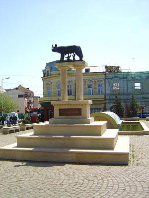 Constănțeanul supărat  Statuia Lupoaicei ar merita să fie iluminată. Câteva proiectoare ar pune în valoare acest simbol cufundat în beznă