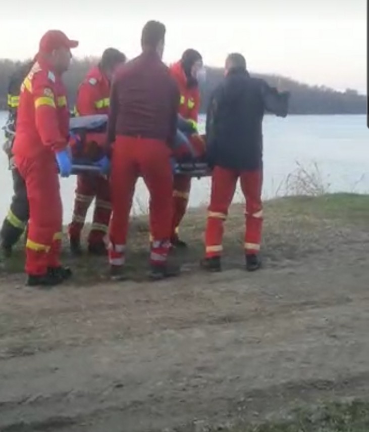 comuna rasova barbat salvat dupa ce a cazut din barca in dunare la cochirleni intervine un elicopter comuna rasova barbat salvat dupa ce a cazut din barca in dunare la cochirleni intervine un elicopter