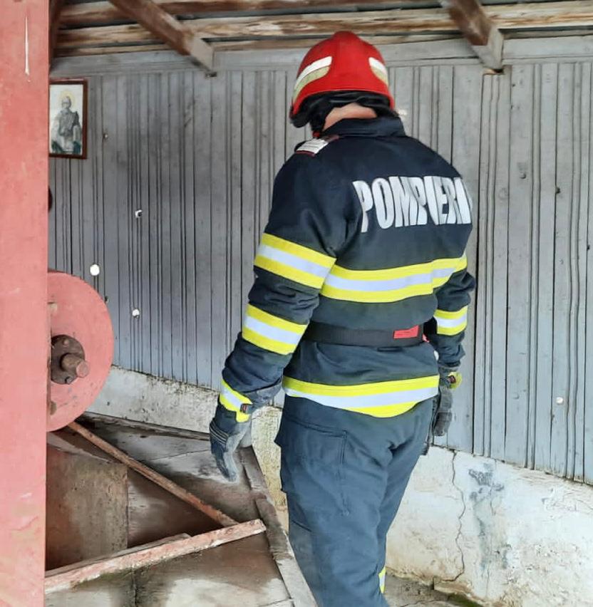 tulcea operatiune de salvare a unei tinere cazute in fantana 743008 tulcea operatiune de salvare a unei tinere cazute in fantana 743008