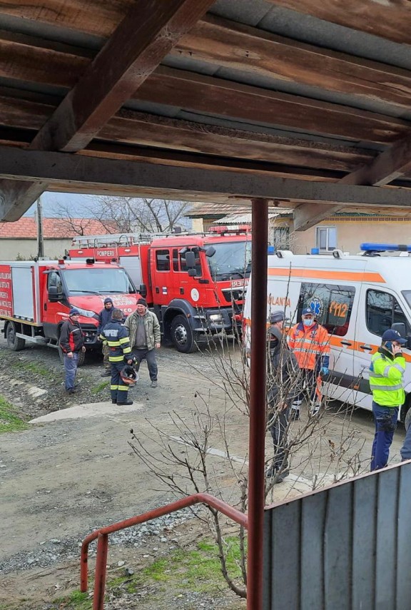 tulcea operatiune de salvare a unei tinere cazute in fantana 743008 tulcea operatiune de salvare a unei tinere cazute in fantana 743008