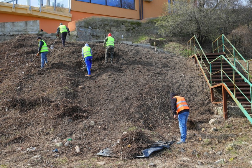 constanta continua actiunile de igienizare a taluzului dinspre plaje 743426 constanta continua actiunile de igienizare a taluzului dinspre plaje 743426