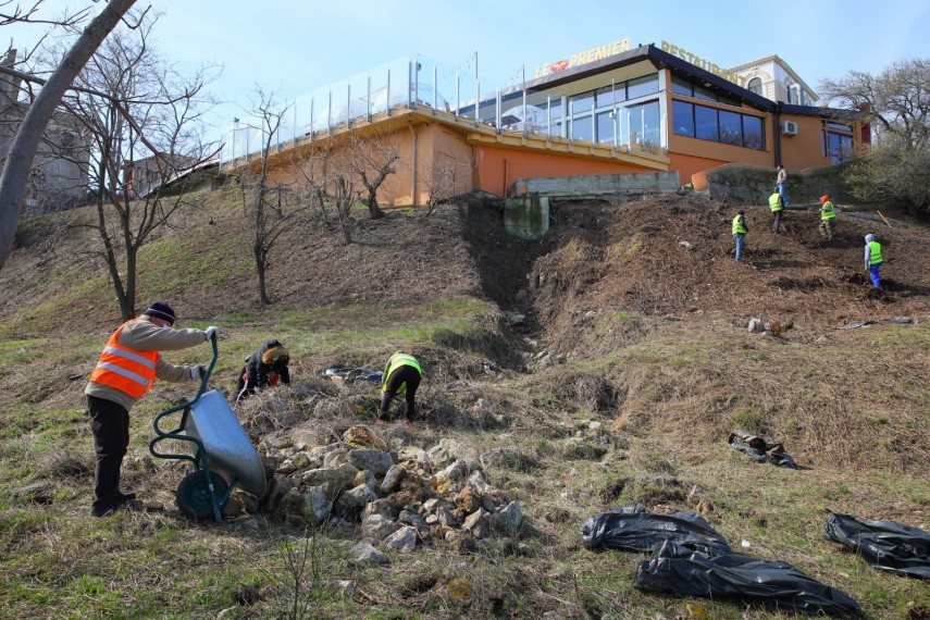 constanta continua actiunile de igienizare a taluzului dinspre plaje 743426 constanta continua actiunile de igienizare a taluzului dinspre plaje 743426