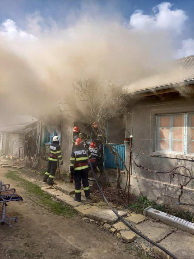 judetul tulcea incendiu la o casa din slava cercheza degajare mare de fum in interior 743415 judetul tulcea incendiu la o casa din slava cercheza degajare mare de fum in interior 743415