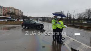 Imaginea zilei Bunele maniere sunt încă la modă! Cum o ajută un polițist din Constanța pe colega sa  