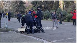Protest Constanța-ziua a patra. Debut cu scandal. Imagini cu protestatarul pus la pământ și încătușat   