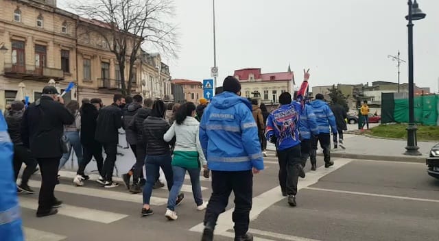 proteste la constanta cu gesturi galante flori si rugaciuni 743859 proteste la constanta cu gesturi galante flori si rugaciuni 743859