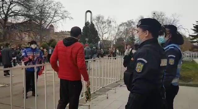proteste la constanta cu gesturi galante flori si rugaciuni 743859 proteste la constanta cu gesturi galante flori si rugaciuni 743859