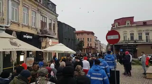 proteste la constanta cu gesturi galante flori si rugaciuni 743859 proteste la constanta cu gesturi galante flori si rugaciuni 743859