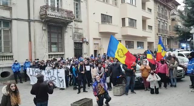 proteste la constanta cu gesturi galante flori si rugaciuni 743859 proteste la constanta cu gesturi galante flori si rugaciuni 743859