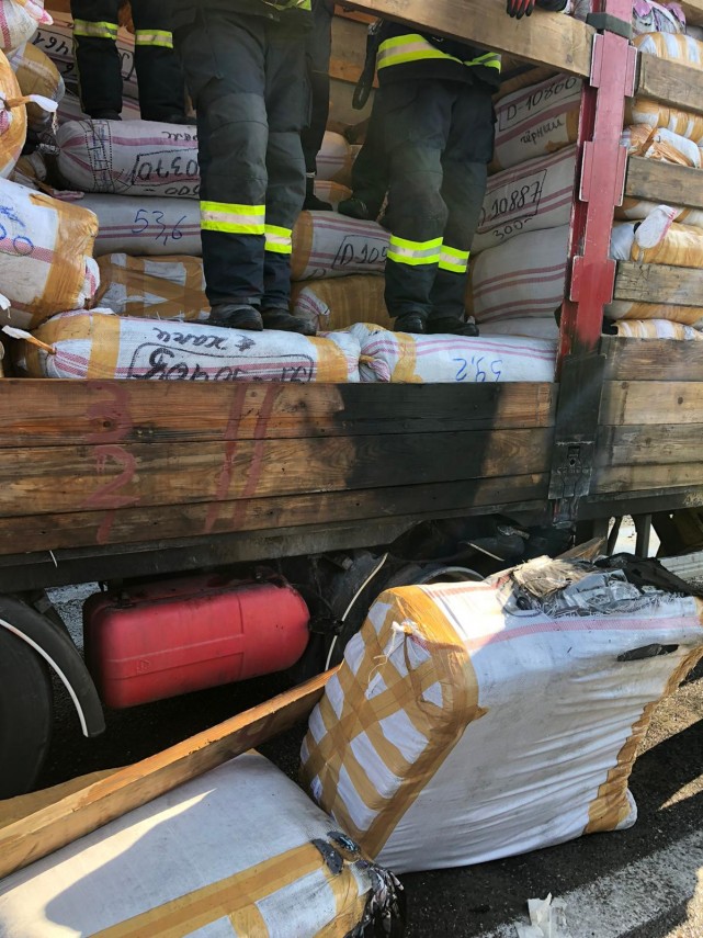 tulcea autocamion incendiat intre localitatile somova si niculitel 744566 tulcea autocamion incendiat intre localitatile somova si niculitel 744566