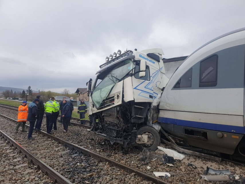 vaslui un tir a fost acrosat de tren 744754 vaslui un tir a fost acrosat de tren 744754