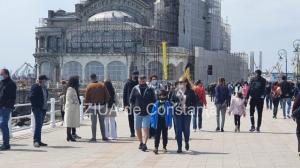 Fotoreportaj Constănțenii au ieșit, cu mic cu mare, la plimbare pe faleza Cazinoului  