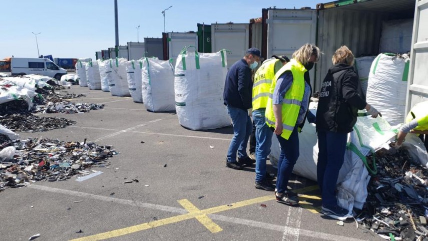 update constanta garda de mediu a verificat zece containere cu deseuri galerie foto video 746368 update constanta garda de mediu a verificat zece containere cu deseuri galerie foto video 746368