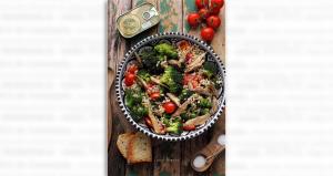 lauraadamache.ro Salata de primavara cu broccoli, macrou si rosii