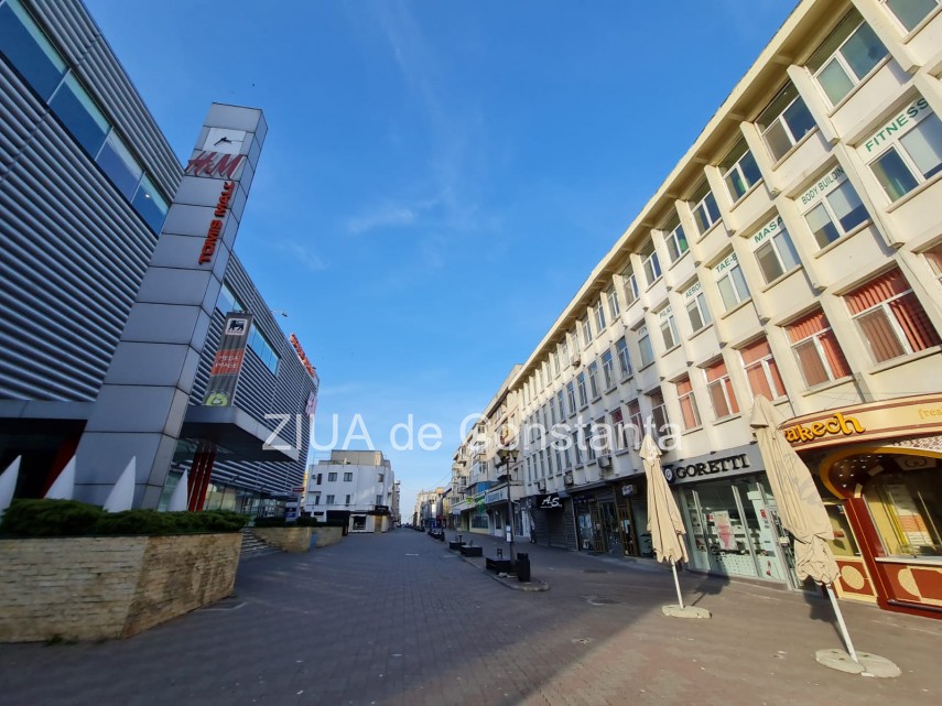 constanta strada stefan cel mare pustie in ziua de paste nici picior de om ai impresia ca orasul este constanta strada stefan cel mare pustie in ziua de paste nici picior de om ai impresia ca orasul este