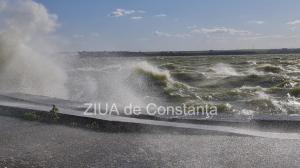 Fotoreportaj. „Fierbe” lacul Siutghiol. Imagini impresionante surprinse în timpul codului galben de vânt (video) 