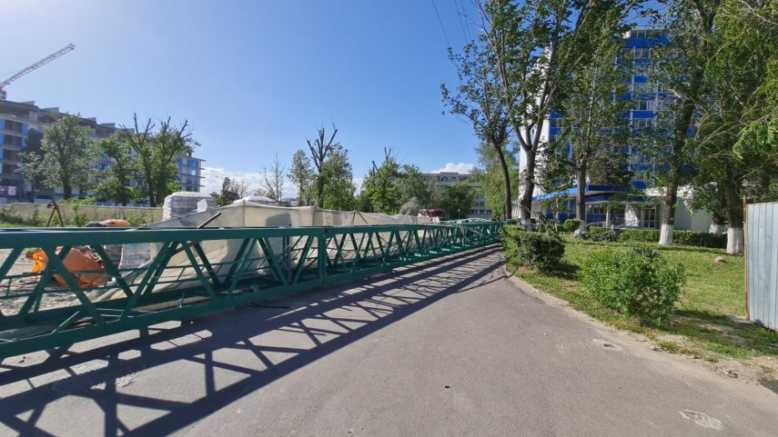 mamaia imagini cu o macara pe un santier de constructii inainte de a fi culcata la pamant de furtuna mamaia imagini cu o macara pe un santier de constructii inainte de a fi culcata la pamant de furtuna