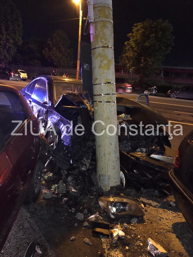 accident rutier grav in constanta un autoturism a intrat in stalp soferul a fugit 748166 accident rutier grav in constanta un autoturism a intrat in stalp soferul a fugit 748166