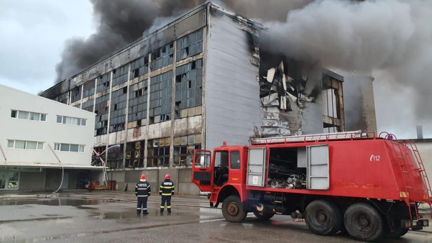incendiu in judetul prahova la un depozit de deseuri periculoase zeci de pompieri la interventie s a incendiu in judetul prahova la un depozit de deseuri periculoase zeci de pompieri la interventie s a