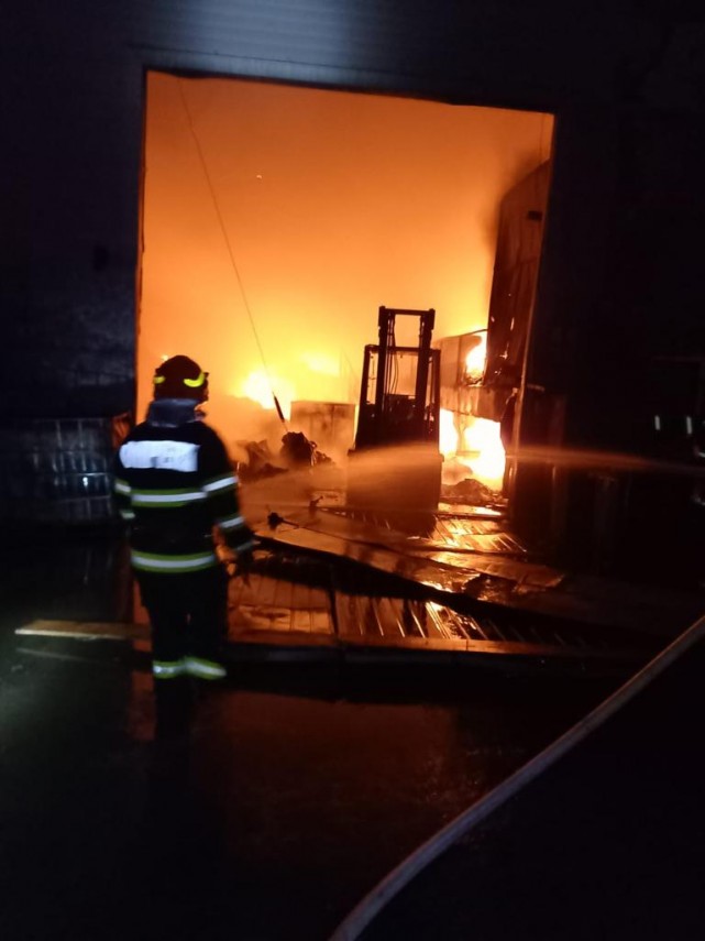 incendiu in judetul prahova la un depozit de deseuri periculoase zeci de pompieri la interventie s a incendiu in judetul prahova la un depozit de deseuri periculoase zeci de pompieri la interventie s a