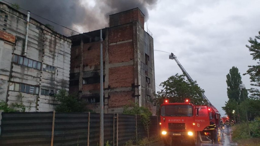 incendiu in judetul prahova la un depozit de deseuri periculoase zeci de pompieri la interventie s a incendiu in judetul prahova la un depozit de deseuri periculoase zeci de pompieri la interventie s a