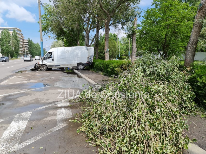 accident rutier in mamaia in aceasta noapte o duba a intrat intr un stalp doua victime galerie foto video accident rutier in mamaia in aceasta noapte o duba a intrat intr un stalp doua victime galerie foto video