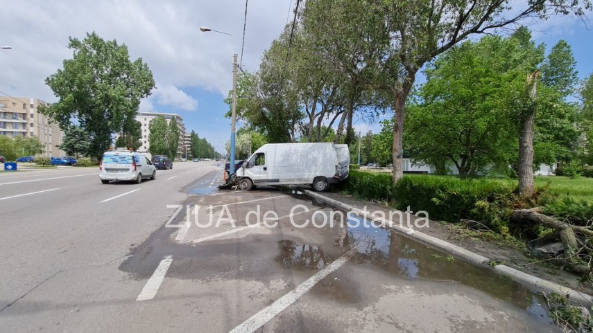 accident rutier in mamaia in aceasta noapte o duba a intrat intr un stalp doua victime galerie foto video accident rutier in mamaia in aceasta noapte o duba a intrat intr un stalp doua victime galerie foto video