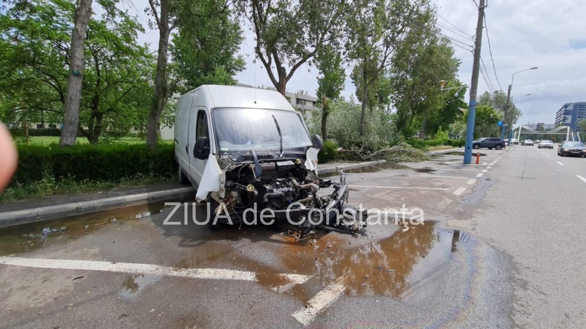 accident rutier in mamaia in aceasta noapte o duba a intrat intr un stalp doua victime galerie foto video accident rutier in mamaia in aceasta noapte o duba a intrat intr un stalp doua victime galerie foto video