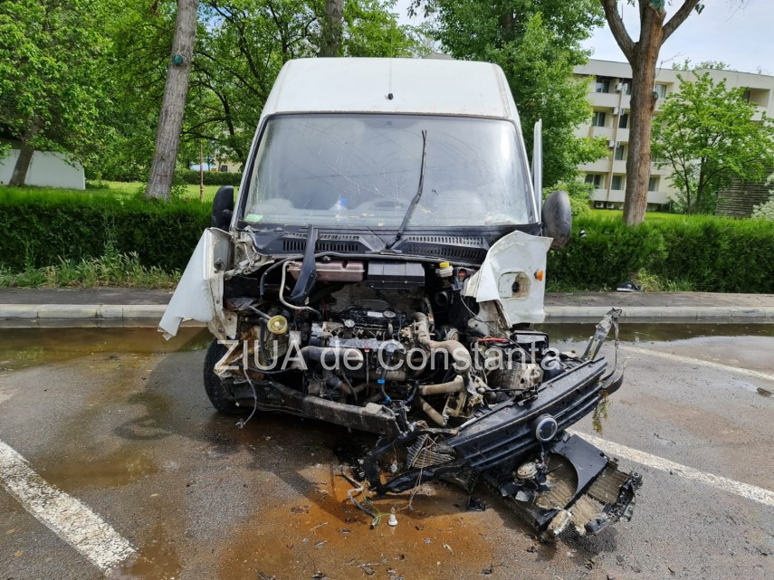 accident rutier in mamaia in aceasta noapte o duba a intrat intr un stalp doua victime galerie foto video accident rutier in mamaia in aceasta noapte o duba a intrat intr un stalp doua victime galerie foto video