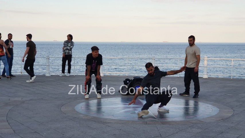 prima zi frumoasa din luna iunie muzica dans si voie buna pe faleza cazinoului din constanta galerie prima zi frumoasa din luna iunie muzica dans si voie buna pe faleza cazinoului din constanta galerie
