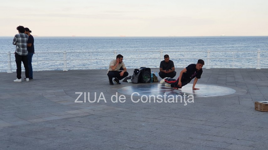 prima zi frumoasa din luna iunie muzica dans si voie buna pe faleza cazinoului din constanta galerie prima zi frumoasa din luna iunie muzica dans si voie buna pe faleza cazinoului din constanta galerie