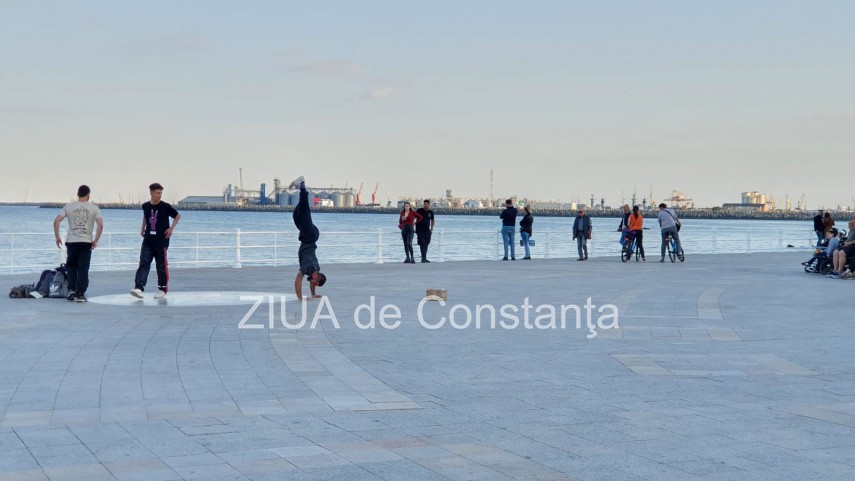 prima zi frumoasa din luna iunie muzica dans si voie buna pe faleza cazinoului din constanta galerie prima zi frumoasa din luna iunie muzica dans si voie buna pe faleza cazinoului din constanta galerie