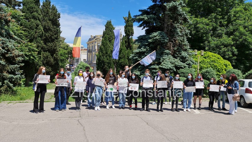 constanta elevii protesteaza in fata prefecturii video 749763 constanta elevii protesteaza in fata prefecturii video 749763