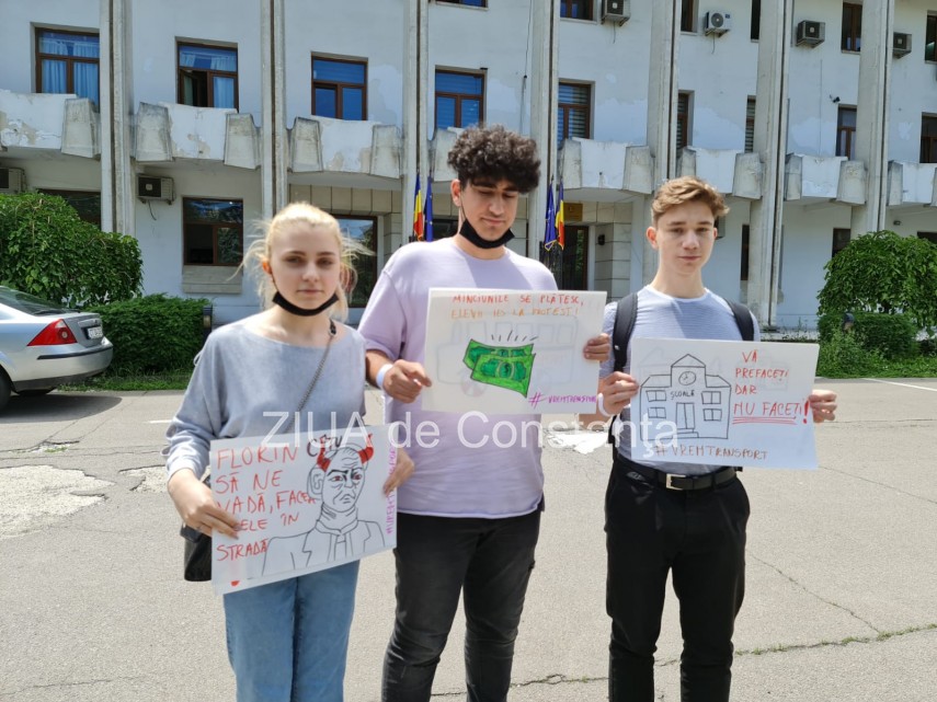 constanta elevii protesteaza in fata prefecturii video 749763 constanta elevii protesteaza in fata prefecturii video 749763