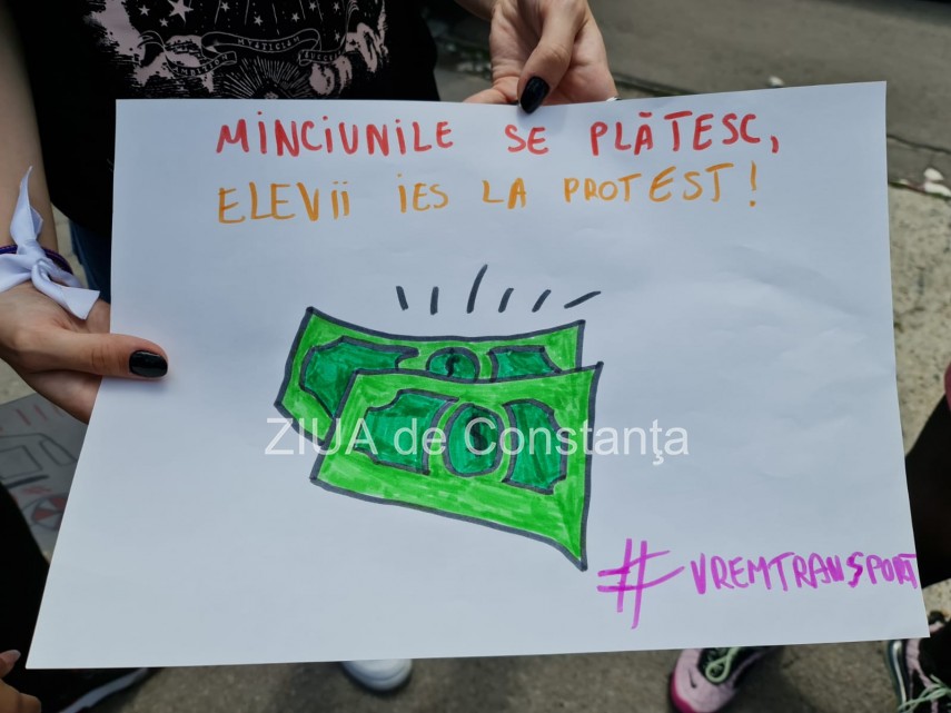 constanta elevii protesteaza in fata prefecturii video 749763 constanta elevii protesteaza in fata prefecturii video 749763