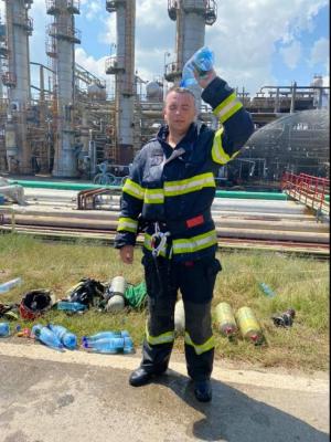 Imaginile cu pompierii istoviți după intervenția de la Rafinăria Petromidia, devenite virale (galerie foto) 