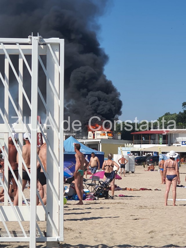 eforie nord o rulota arde pe plaja belona 751897 eforie nord o rulota arde pe plaja belona 751897