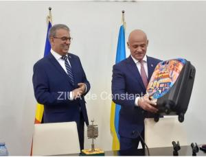 Imaginea zilei Primarul Vergil Chițac a primit o valiză să plece la Odesa 