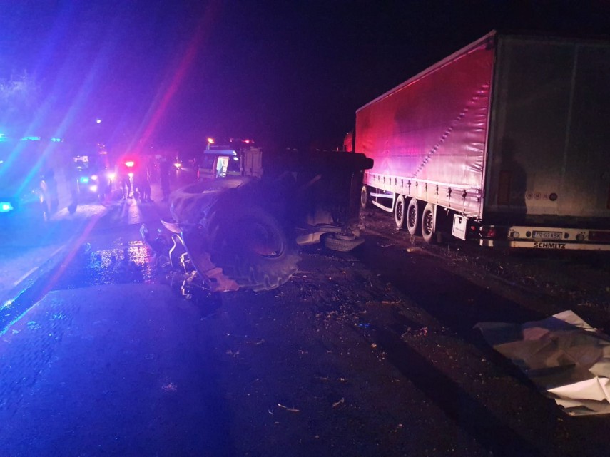 tragedia noptii un om a murit in judetul olt carambol rutier intre un autoturism un tractor si un camion tragedia noptii un om a murit in judetul olt carambol rutier intre un autoturism un tractor si un camion