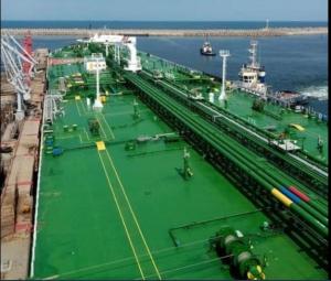 Tanc petrolier uriaș, de ultimă generație, în Portul Constanța