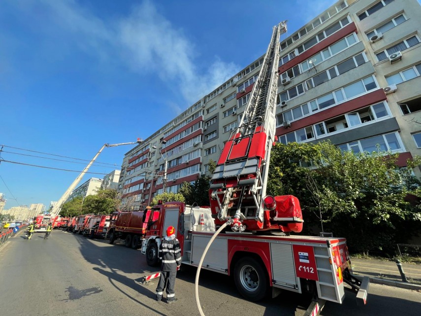 bucuresti incendiu la ultimul etaj al unui bloc zeci de persoane evacuate 752691 bucuresti incendiu la ultimul etaj al unui bloc zeci de persoane evacuate 752691