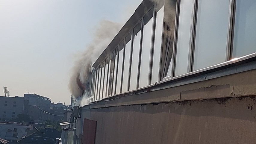 bucuresti incendiu la ultimul etaj al unui bloc zeci de persoane evacuate 752691 bucuresti incendiu la ultimul etaj al unui bloc zeci de persoane evacuate 752691