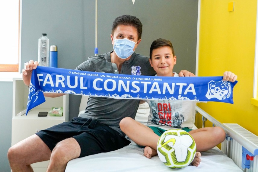 farul constanta gica popescu si tiberiu curt au impartit cadouri la spitalul judetean arad sectia pediatrie farul constanta gica popescu si tiberiu curt au impartit cadouri la spitalul judetean arad sectia pediatrie