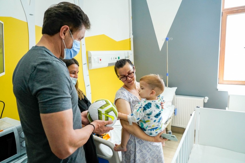 farul constanta gica popescu si tiberiu curt au impartit cadouri la spitalul judetean arad sectia pediatrie farul constanta gica popescu si tiberiu curt au impartit cadouri la spitalul judetean arad sectia pediatrie
