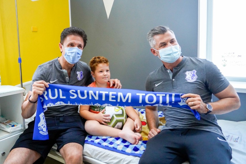 farul constanta gica popescu si tiberiu curt au impartit cadouri la spitalul judetean arad sectia pediatrie farul constanta gica popescu si tiberiu curt au impartit cadouri la spitalul judetean arad sectia pediatrie