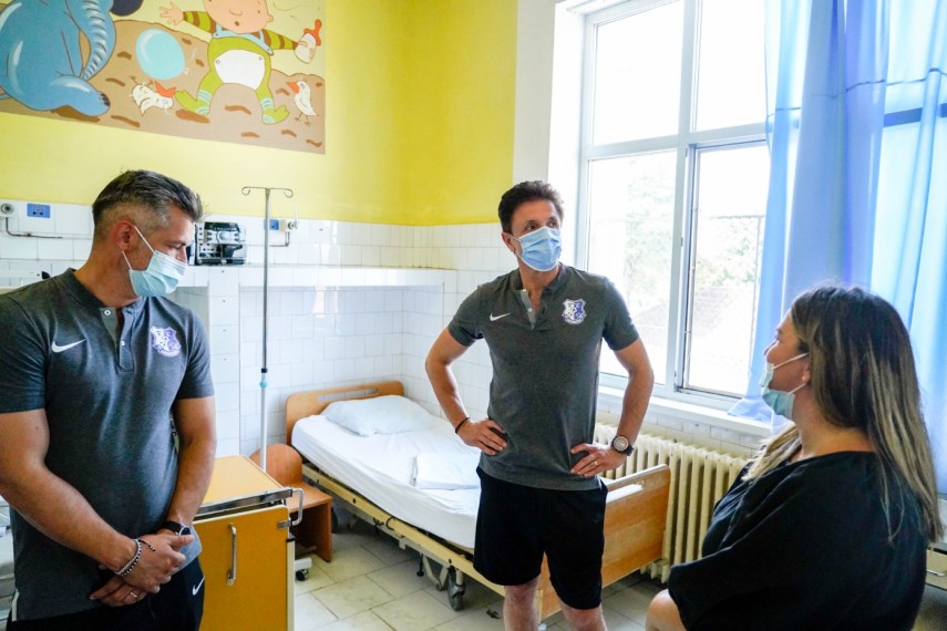 farul constanta gica popescu si tiberiu curt au impartit cadouri la spitalul judetean arad sectia pediatrie farul constanta gica popescu si tiberiu curt au impartit cadouri la spitalul judetean arad sectia pediatrie