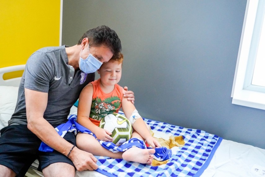 farul constanta gica popescu si tiberiu curt au impartit cadouri la spitalul judetean arad sectia pediatrie farul constanta gica popescu si tiberiu curt au impartit cadouri la spitalul judetean arad sectia pediatrie